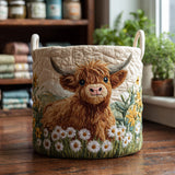 Cesto acolchado con vaca Highland entre flores