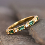 Anillo retro verde con incrustaciones de circonio y oro