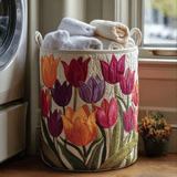 Cesto acolchado con tulipanes en flor
