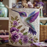 Cesto acolchado con colibrí entre flores